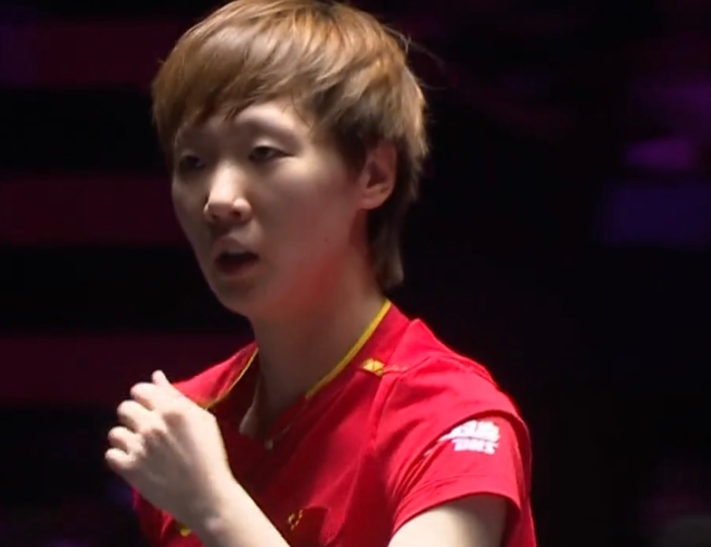 王曼昱3-2早田希娜晋级八强！二四局完美调整，第五局旋转压制！